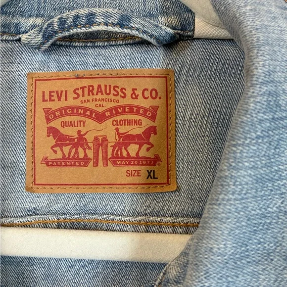 Levi's Light Wash Denim Trucker Jacket Women’s XL Cropped Button Front Classic - Picture 3 of 14